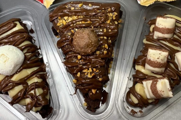 Tortas diversas em exposição: limão, morango e chocolate